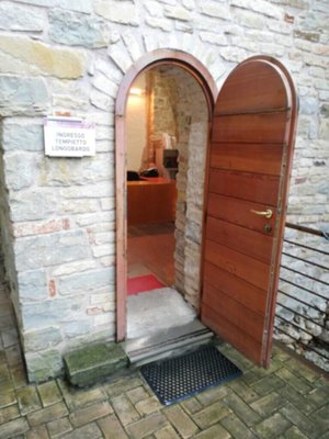 Tempietto Longobardo - vista dall'esterno attraverso la piccola porta di accesso